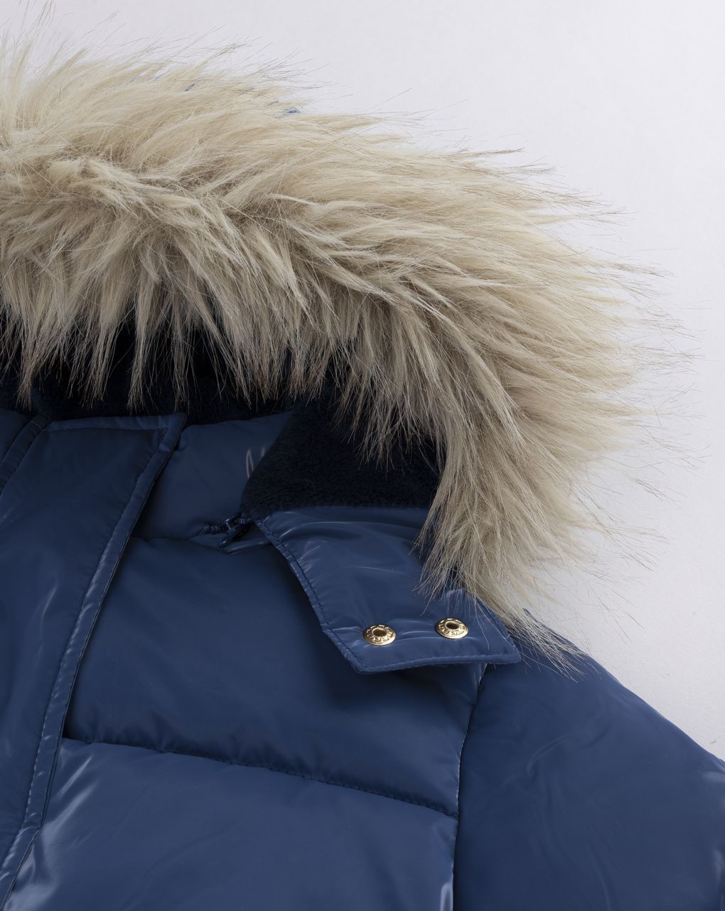 Piumino bambina lungo blu avio con cintura e cappuccio in finta pelliccia