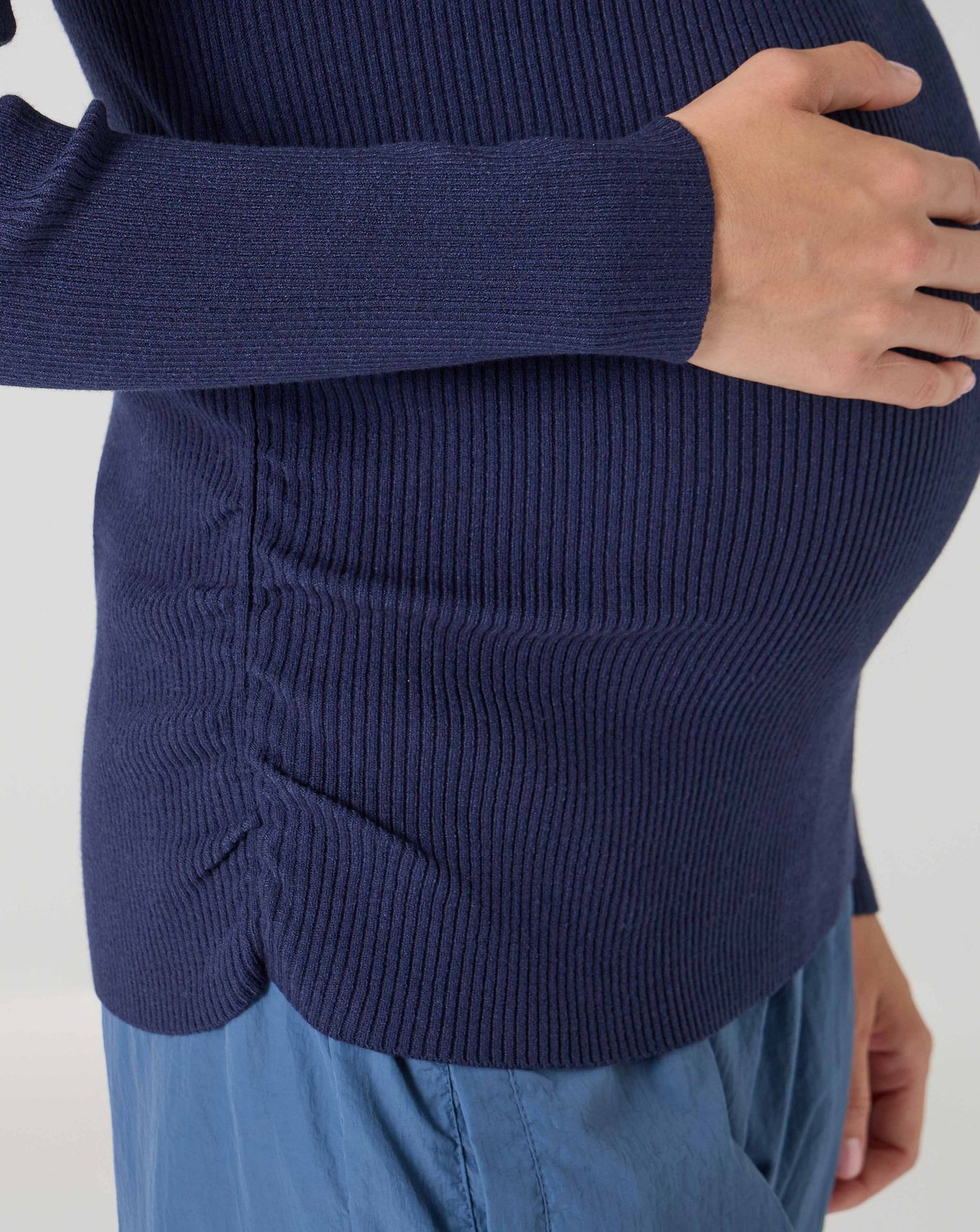 Maglioncino premaman tricot blu scuro con arricciatura laterale