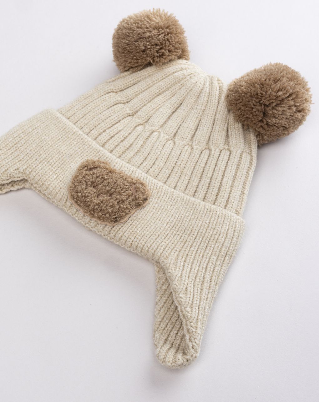 Cappello bimbo beige a coste con paraorecchie e dettagli orsetto