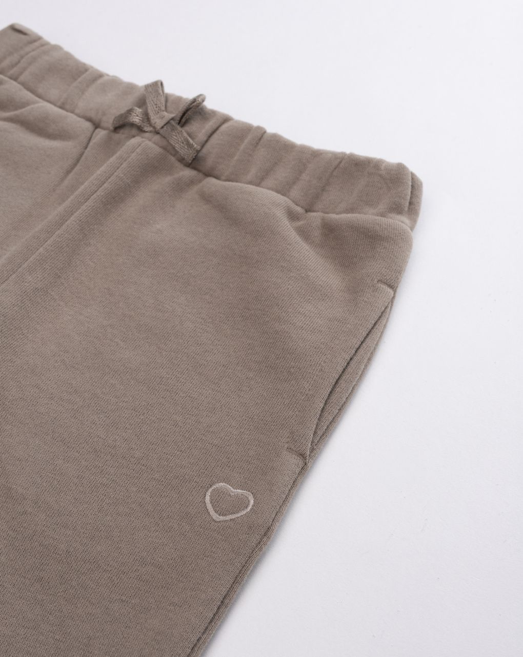 Pantalone jogger morbido bimba color nocciola con cuore